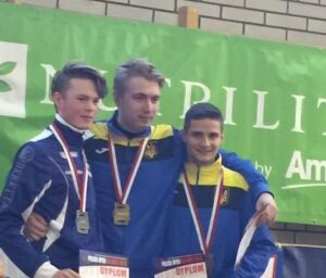 Sebastian Långström (vas.) Puolan-kilpailun palkintokorokkeella. (Kuva: Katarina Långström)